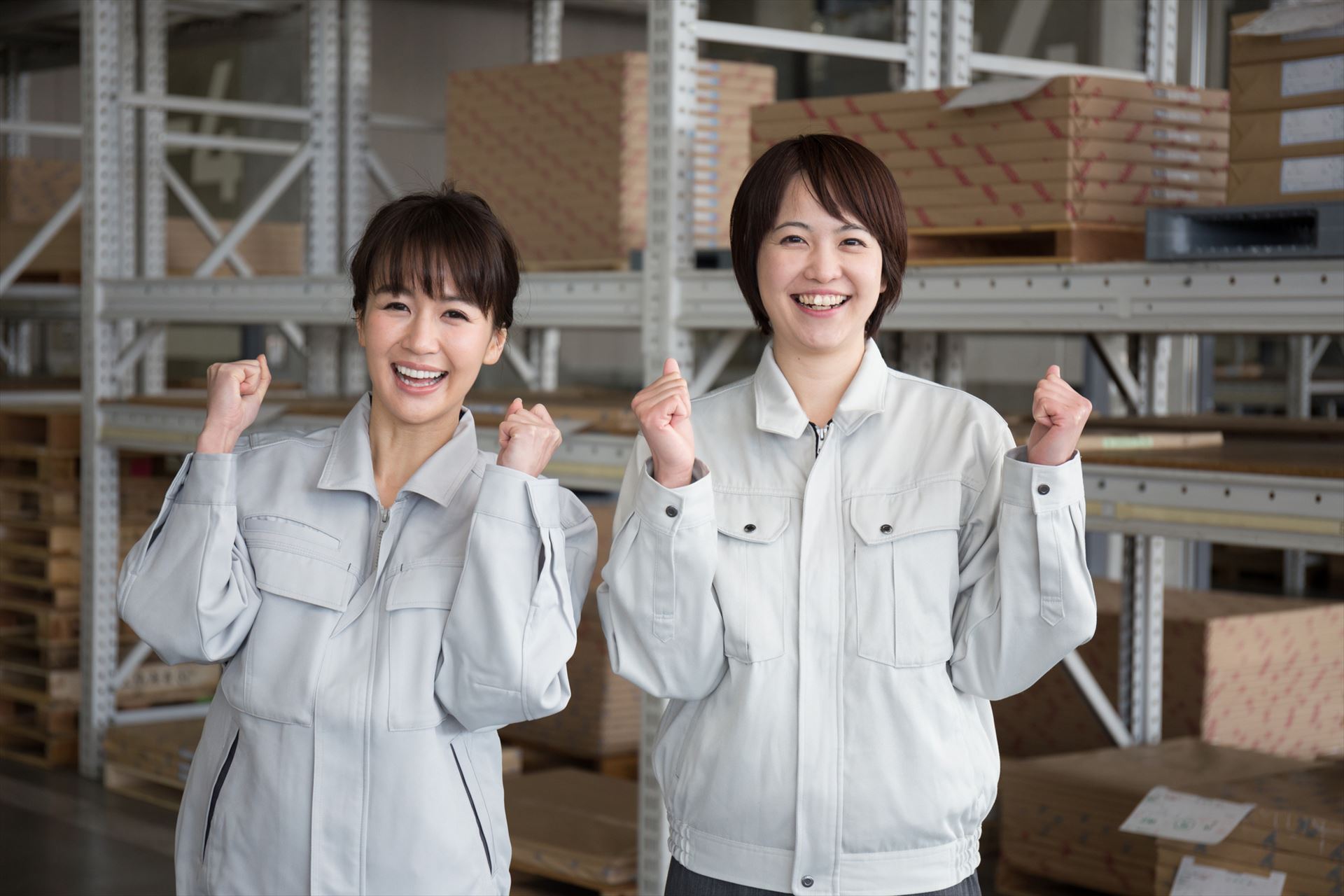 物流倉庫で働く女性